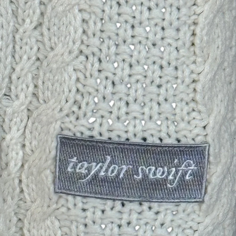 Taylor Swift Folklore Album White Cable Knit Scarf - Picture 4 of 6